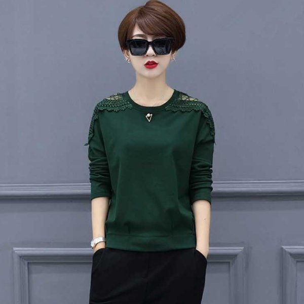 马上中秋，短袖别穿了，看这秋衫，时髦又遮肉，52岁小姨穿忒美