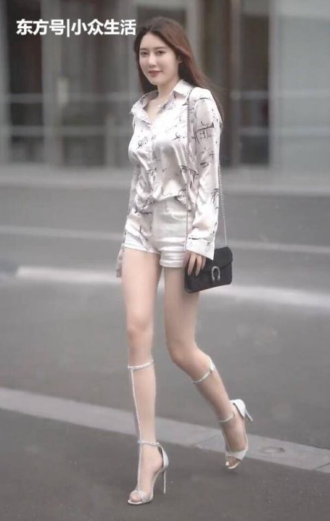 好看|美女真丝衬衫配热裤,奇怪的造型:越简单越好看!