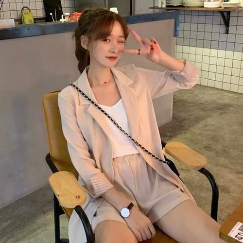  [气质]今春很流行的西装三件套，照着穿，绝对让你的气质有增无减