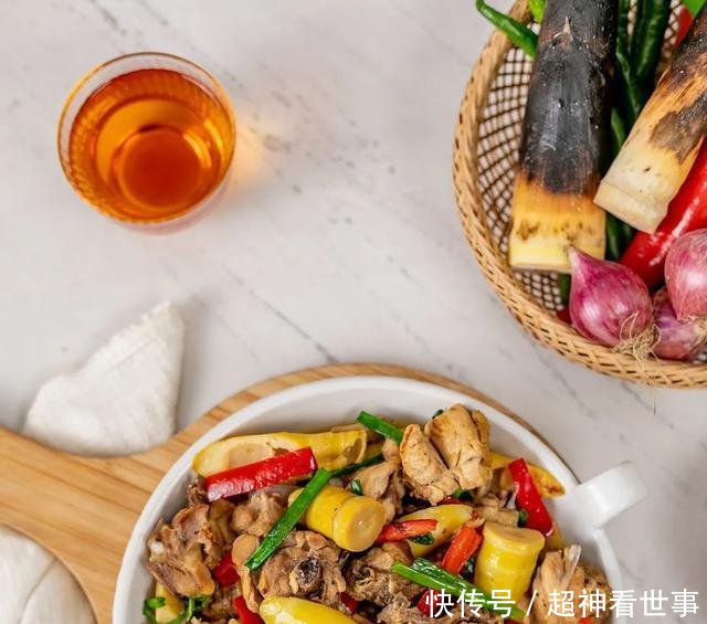  「我家」春天我家从不错过它，随手焖出一锅鲜，汤汁都舔干！