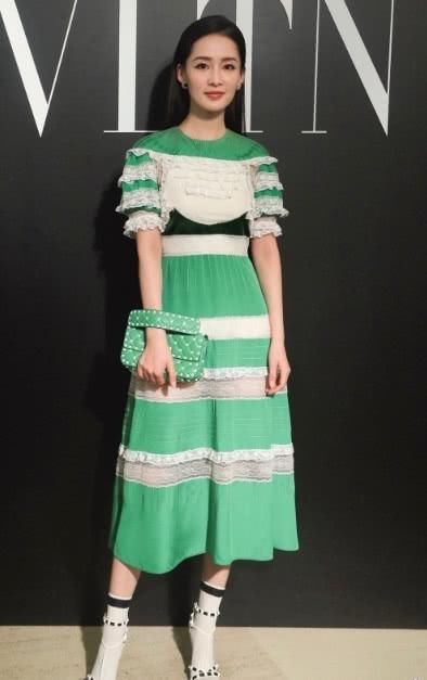 李沁出席活动，蓬纱礼服仙气飘飘白到发光，网友：胆真大！