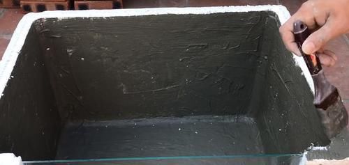  花钱买：鱼缸不用花钱买了，老爸裁开泡沫箱来养鱼，如同砖砌的，省钱好看