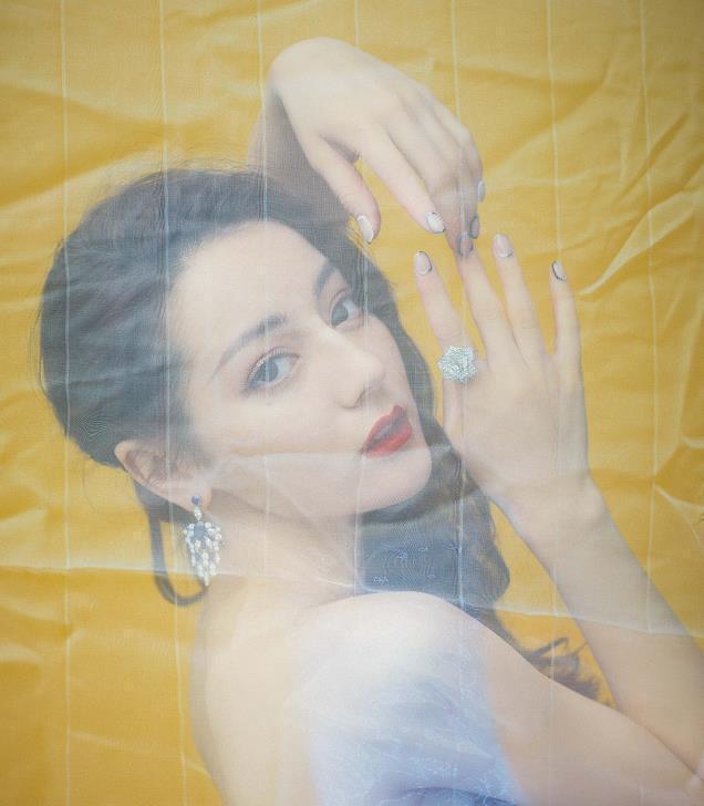 迪丽■都说迪丽热巴隔着白纱很美,谁注意她的脏脏甲还以为热巴没洗手