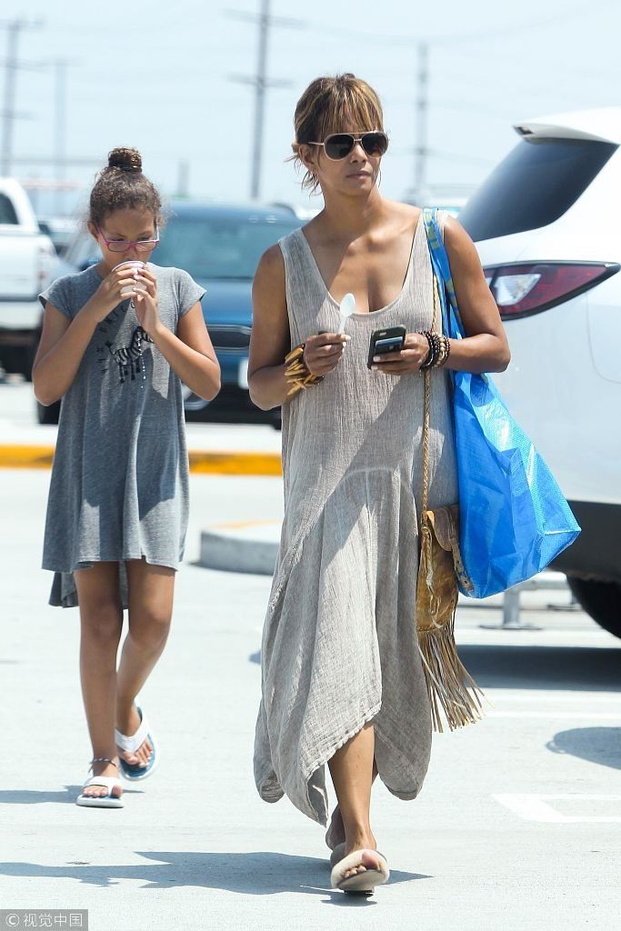 “黑珍珠”哈利贝瑞脚踩拖鞋素颜外出 穿宽松裙低胸秀事业线