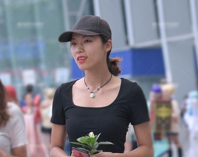 #好处#时尚街拍 - 运动裤的小姐姐显得很苗条,健身的好处不言而喻