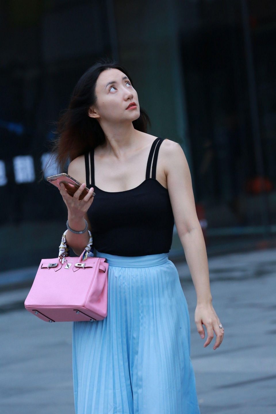 街拍:极品女神一席蓝色裙摆搭黑色吊带，洁白的肌肤忧郁的眼神!