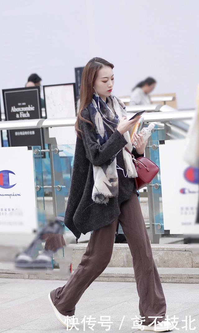  ＂p＂:＂1584151230＂街拍：美女长发飘飘，搭配一款白OL风格套装，尽显干练风范