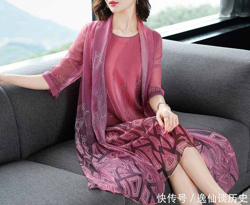  #轻松#新出的连衣裙两件套很时髦好看，高贵优雅，轻松展现女人魅力