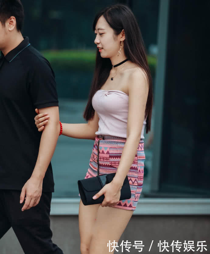 包臀短裙小姐姐身材苗条，大腿白皙让人看不够，抹胸包裹小身材玲