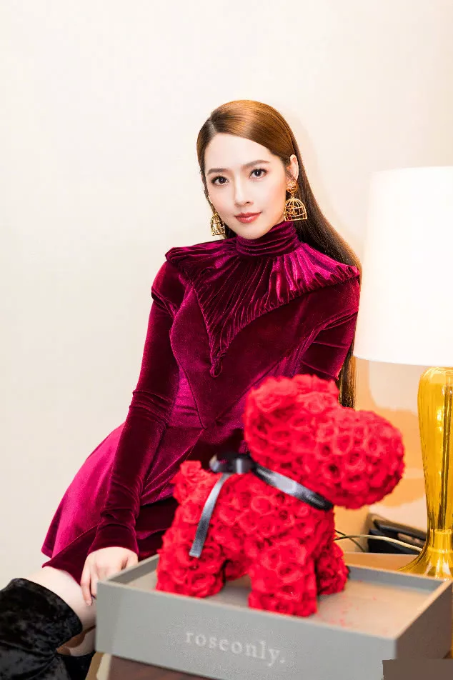 郭碧婷高清私房照曝光，穿蕾丝抹胸清纯性感，难怪被王思聪约饭！