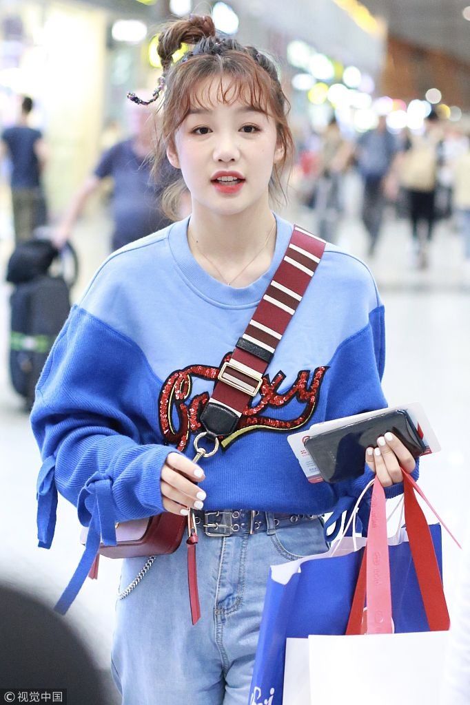 火箭少女101成员徐梦洁独自现身机场 扎上翘马尾甜蜜露笑活泼可爱