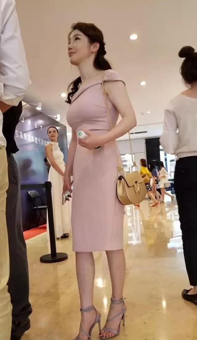 气质超好的公司白领，傲人上围令人叹为观止，网友：难怪这么多男