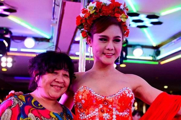 在泰国,人妖赚来的钱主要用来干什么?中国游客:这点值得学习