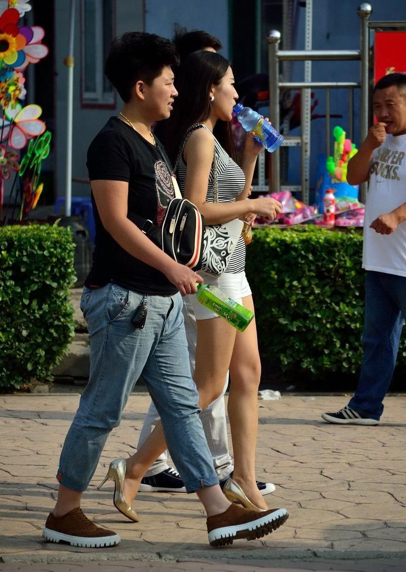 公园里的紧身短裤美女姐姐，前凸后翘大长腿高清街拍！