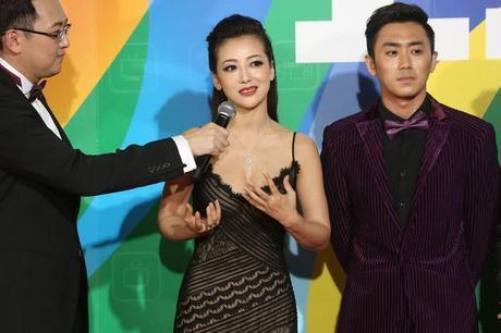 陈紫函为了美太拼了, 深V裙惊艳全场, 嘉宾都忍不住多看两眼