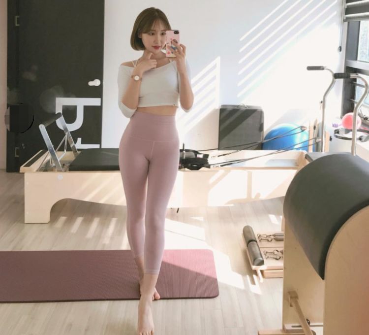 街拍独特魅力的打底裤美女，展现出非常靓丽的身材，甜美显气质！