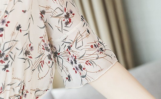 别再穿大妈装了?奔5女人推荐这种碎花裙，修身又显白，越穿越美