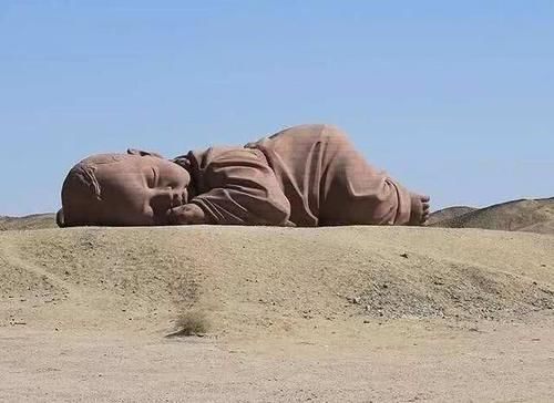 甘肃沙漠惊现惊现“沉睡巨婴”，已安然入睡数年，游客看后表示：