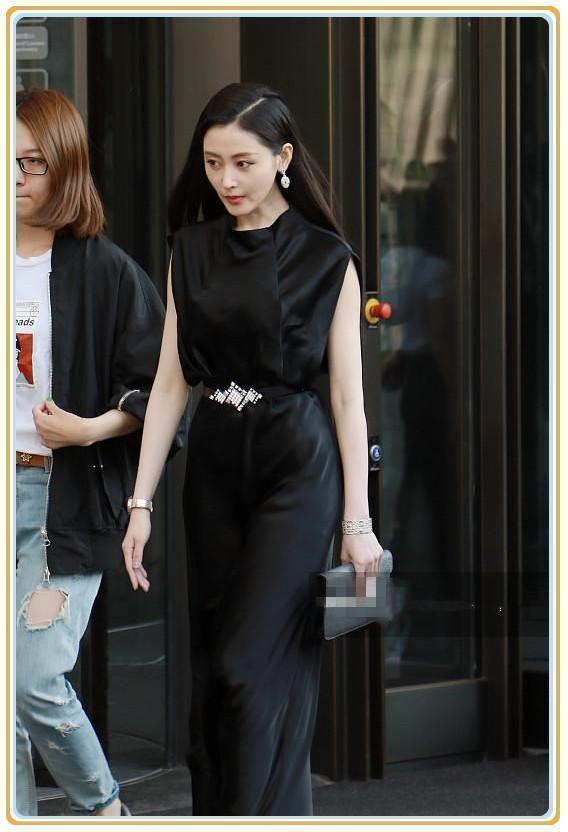 张天爱机场秀，28岁穿5岁小姑娘的衣服，网友：太可怕！