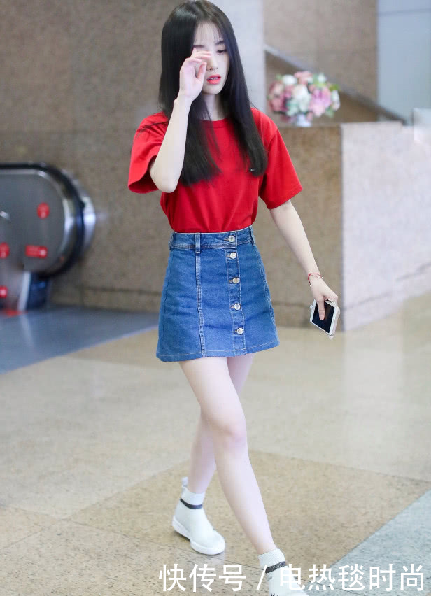 鞠婧祎也是绝了，居然因头发多了几撮呆毛，妙变病娇少女！