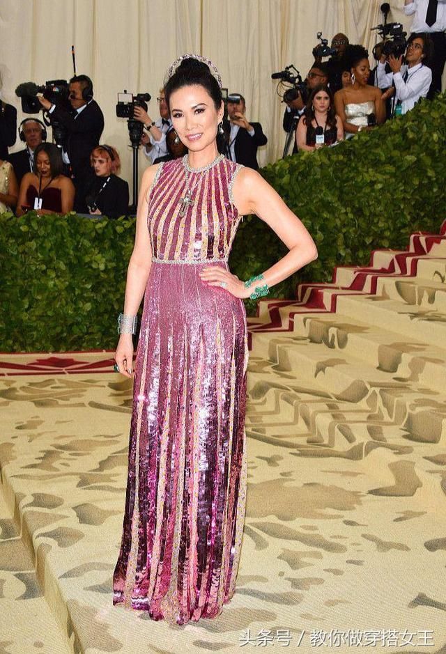 邓文迪大胆晒素颜，无惧皱纹，大家却关注她这身材，果然很有料！