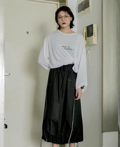  适合腿粗：腿粗女孩别穿牛仔裤了，2020年最遮肉的是“裤裙”，贼潮