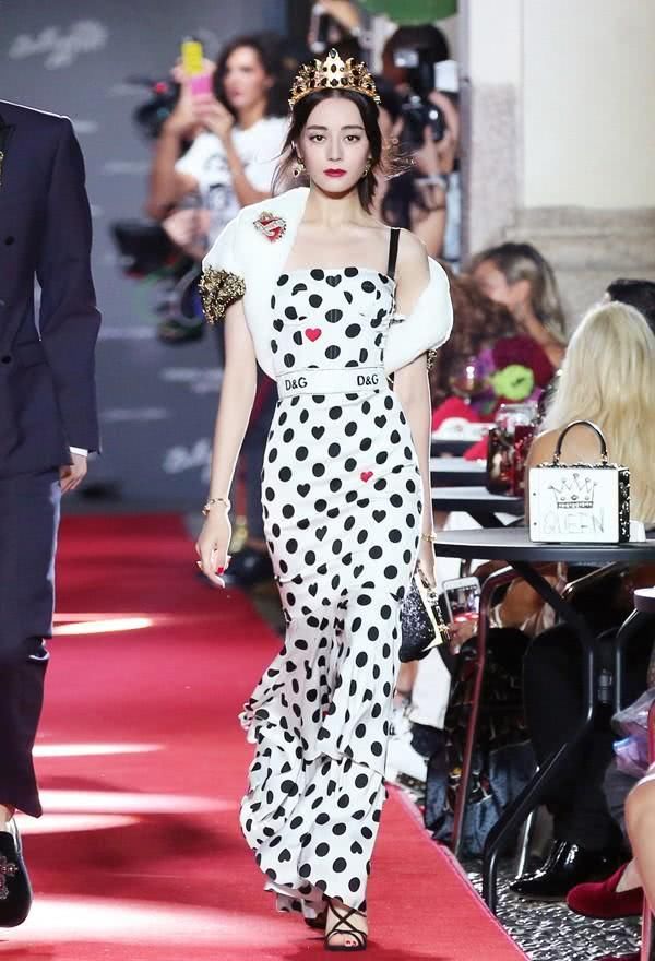 有种人把大牌穿得像大妈，而迪丽热巴穿起来，能叫板英国王室