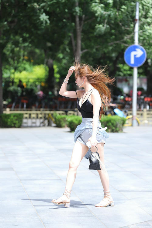 街拍:时尚精致的美女流露出一种丝丝入扣的性感,让人过目不敢忘