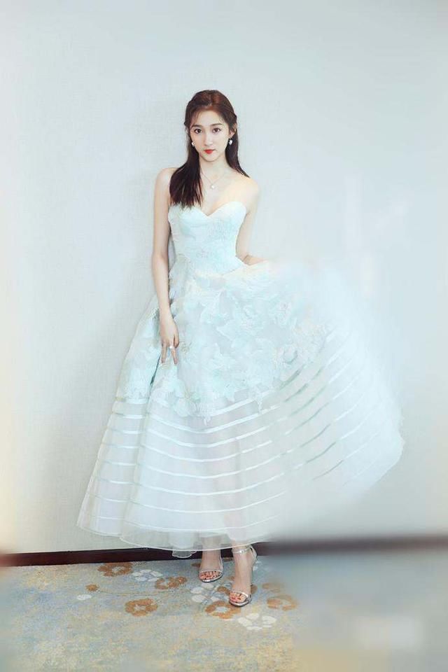 关晓彤厉害了,裙子本身就不长还往上提,网友:这样穿腿想短都难