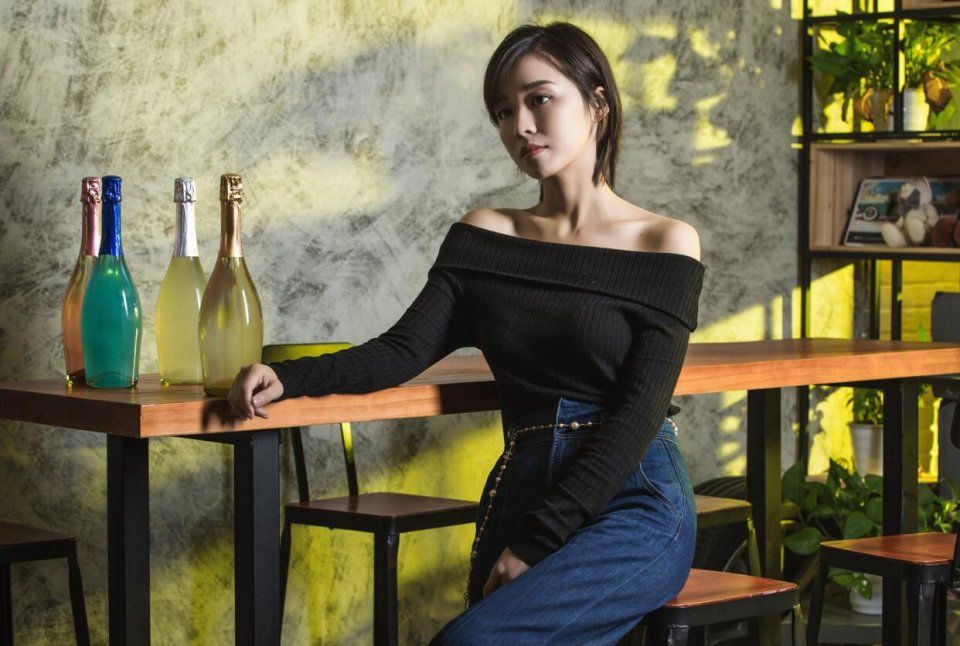 李艺曝光最新时尚写真 小露香肩性感不羁