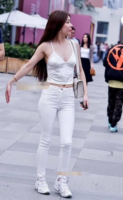 优雅小姐姐白色紧身裤展现优雅圆润曲线，清爽的吊带很女人