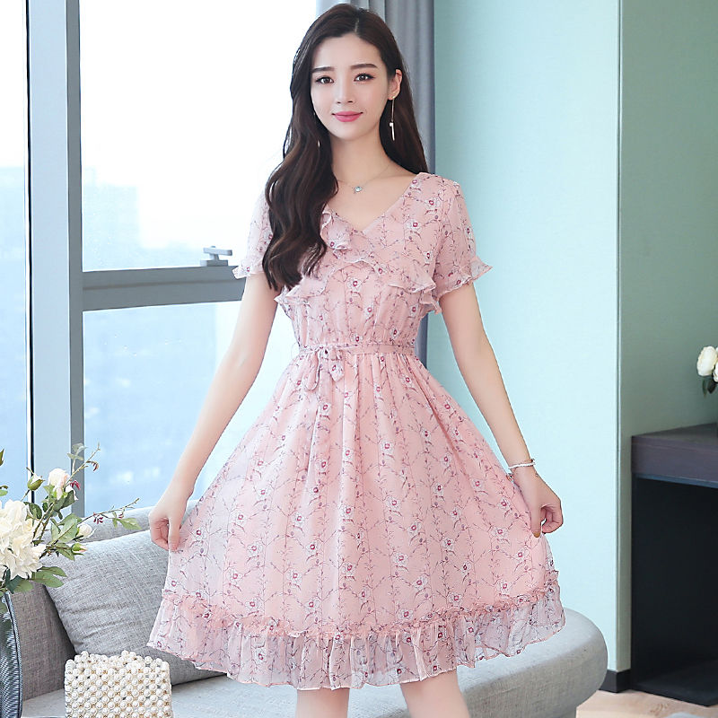 T恤衫不时兴了，如今流行蛇腰裙，搭小凉鞋，显嫩迷人，令人羡慕