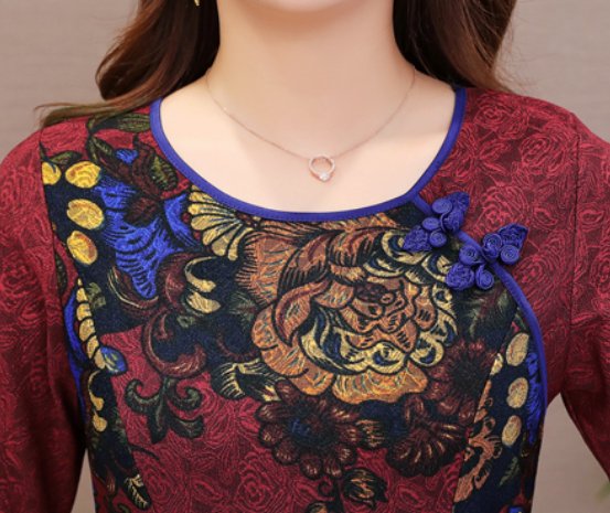 48岁老婆真时髦，穿上这种“改良旗袍”秋裙，遮肉显瘦又减龄