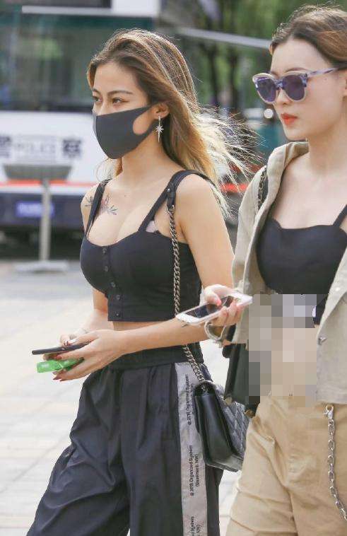 街拍: 美女们穿“修身裤”上阵, 腿型紧绷有线条, 看了两眼放光!