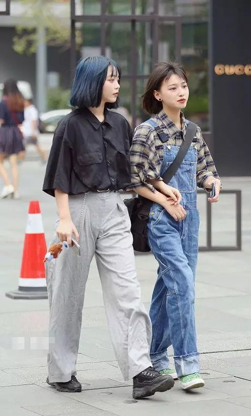 路人街拍，小姐姐身穿紧身的浅蓝色牛仔裤，勾勒出迷人的双腿