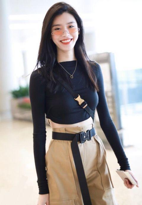 奚梦瑶穿衣太疯狂了，黑色针织衫只穿了一半，机场秀身材就服你！