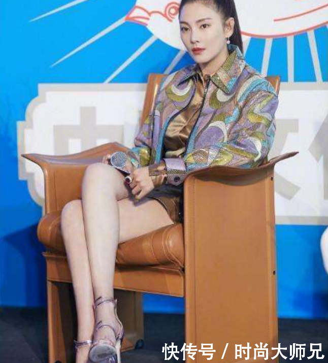 张雨绮胆真大! 穿热裤却坐一张透明椅子, 网友: 腿都拧成麻花了!