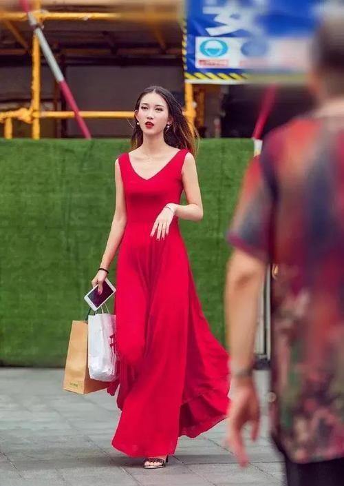  [搭配一双]街拍：小姐姐上衣采用了大V领的设计，非常的显脸小，显气质
