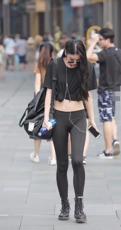 小姐姐一身休闲洒脱紧身裤气质出街，高傲气质绝佳容颜