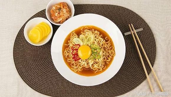 “泡面+榨菜+二锅头”，这是消费降级的拼多多吗?