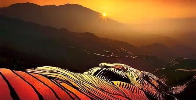 中国最美的山岭雕刻,从人间登上天堂的天梯,云中的仙境