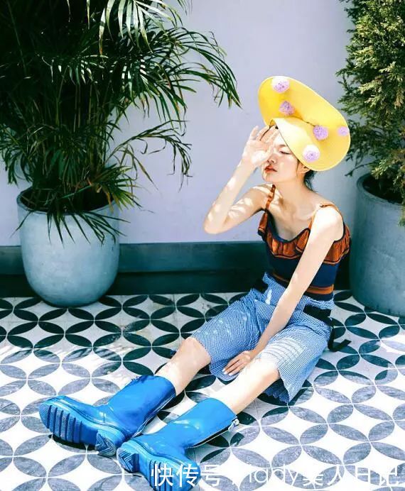 徐璐的吊带小背心打破了丰满才撩人的魔咒。网友：瘦，但超有料！