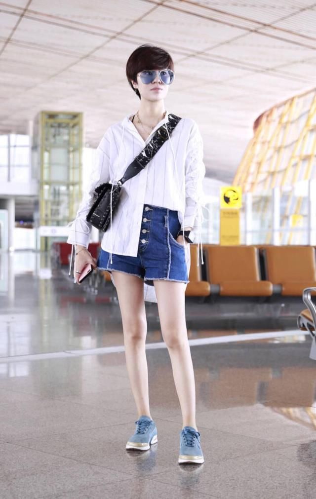 这样穿衬衫的郁可唯，我只想要说一句，可真接地气