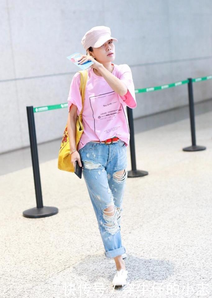 马伊琍又穿破洞裤走机场，这回还在外面套裙子，潮得不行啊