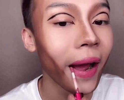 直男小哥模仿“网红”化妆,效果惊呆众人,网友:笑到喷饭