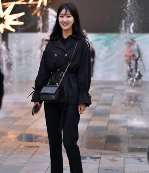 小姐姐■街拍:面带笑容的美女,一件黑色外套配黑色长裤,时尚清爽活力范