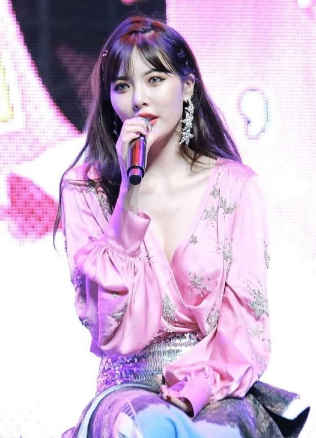 金泫雅真不愧是性感小野马，亮片裤短到不敢看，网友：脸都红了