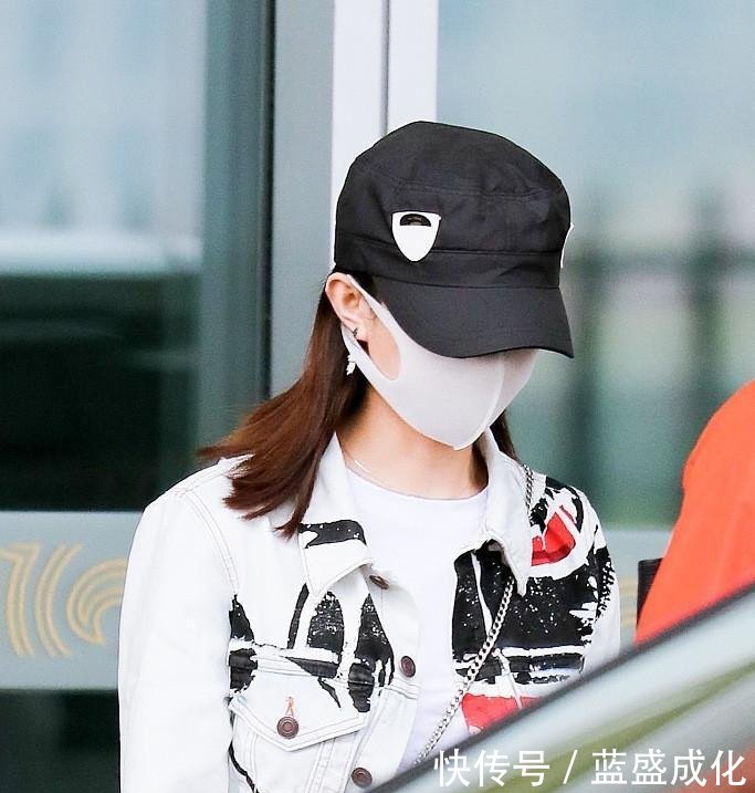 赵丽颖怀孕传言后再现身, 刻意穿紧身衣 肚子真是一目了然