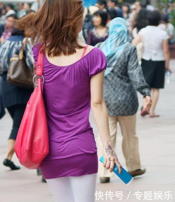 白色的紧身裤自，深紫色的上衣让小姐姐显得是那么的时尚与自信