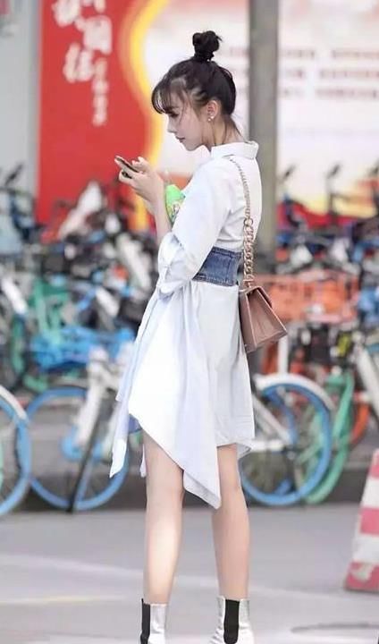  #美女#街拍：面带微笑的美女，一条白色的衬衫连衣裙，青春活力气质